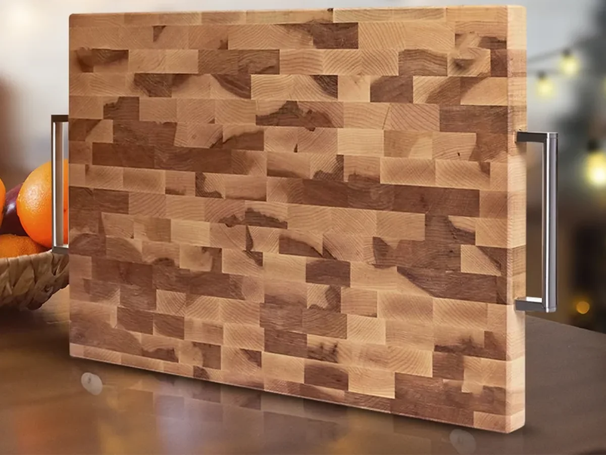 Planche de type butcher block en érable avec poignées, dans un décor des Fêtes